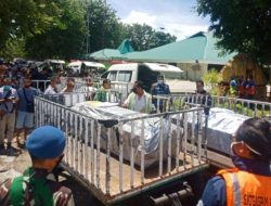 Jemput di Bandara, Wagub dan Ketua DPRD NTT Serahkan 18 Jenazah Korban Laka Maut Papua Barat ke Keluarga