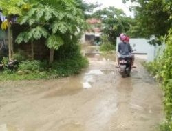 Banjir Lumpur Tutup Badan Jalan dan Rumah Warga di Kelurahan Oebufu