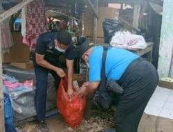 Kepala BNN Rote Ndao Pungut Sampah Sambil Kampanye P4GN di Pasar Busalangga