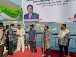 Menko Airlangga Serahkan Dana Bantuan Tunai untuk PKL dan Nelayan Mabar