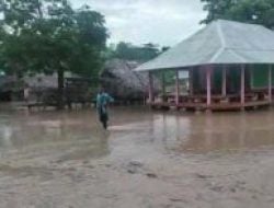 Banjir Rendam 6 Desa di Malaka, Warga: Kami Butuh Tanggul Bukan Mi Instan
