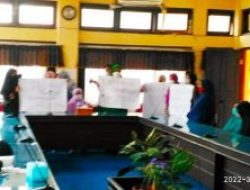 Tagih Janji Perbaikan Jalan, Puluhan Ibu di Ende ‘Duduki’ DPRD