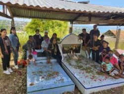 Jelang Hardiknas, Kasek dan Para Guru SMPN 6 Kupang Ziarah ke Makam Pendahulu