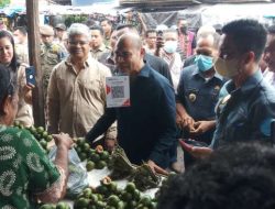 Mampir di Pasar Kalabahi, Gubernur VBL Kelakar dengan Pedagang dan Ajak Pakai QRIS Bank NTT