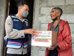 Sambut HUT Ke-76 Bhayangkara, Bripda Dius Bagi-bagi Sembako