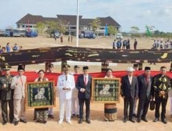 Hanya di Sabu, Tenunan Bendera Merah Putih Tanpa Jahitan dan Sketsa Wajah Jokowi