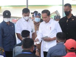 Presiden Jokowi Serahkan BSU Bagi Peserta BPJS Ketenagakerjaan di Baubau dan Buton