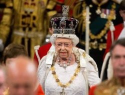 Ratu Elizabeth II Mangkat, Pangeran Charles Naik Tahta