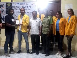 Wujudkan Desa Digital, Mahasiswa KKN Undana Hadiah Website Untuk Pemdes Letbaun
