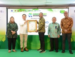 Kado Akhir Tahun, Pelindo Kupang Terima Penghargaan Green Port Awards 2022