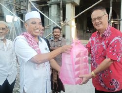 Tingkatkan Kebersamaan, PSMTI Berbagi Bersama Umat Muslim di Kota Kupang