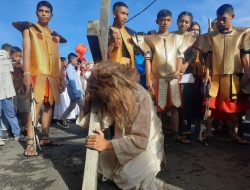 Jalani Ritual Jalan Salib, Ribuan Umat Katolik Padati Motang Rua