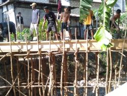Warga Oeba dan Pasir Panjang Gotong Royong Bangun Jembatan