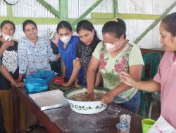 Tim PKM UKAW Latih Ibu-ibu Produksi Kerupuk Ikan 
