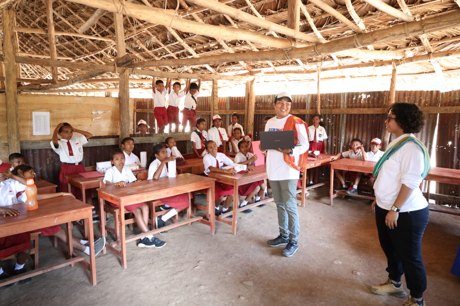 Tingkatkan Belajar Siswa, AirNav Indonesia Sasar Sekolah di Pedalaman