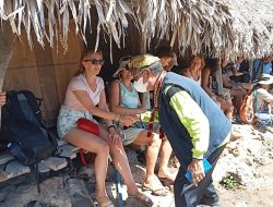 Wisatawan Italia Kunjungi Kampung Adat Kujiratu Sabu Raijua