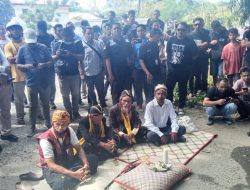 Demonstran Sumpah Adat di Depan Mapolres Mabar Terkait Sengketa Lahan di Karanga