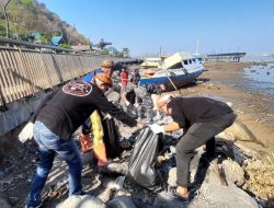 Bersama Danlanal Labuan Bajo Pungut Sampah, Bupati Mabar: Butuh Kerja Keras Ubah Mindset Warga
