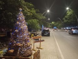 Pohon Natal Warnai Jalanan Kota Kupang