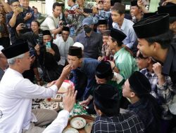 Ganjar Makan Lesehan dan Suapi Para Santri