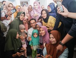 Anies Temui Warga Terdampak Banjir di Sumbar