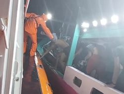 Dihantam Gelombang, Kapal Nelayan Terbalik,36 Orang Penumpang Berhasil Diselamatkan