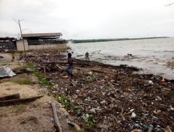 Sampah Menumpuk di Pantai Oesapa,Terbawa Banjir Saat Cuaca Ekstrem