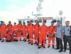 Kanim Kupang Kirim Personil Bantu Evakuasi Awak Kapal MV. Da Hao yang Terbakar di Laut Banda