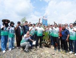 Menparekraf Bersama REI Tanam 1.000 Anakan Pohon di Labuan Bajo