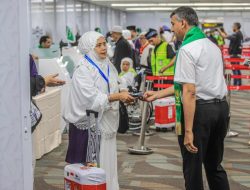 CJH Tiba Disambut Lantunan Syair dan hingga Taburan Bunga