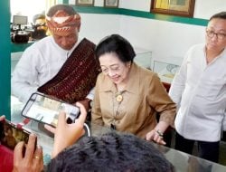 Kunjungi Rumah Pengasingan Bung Karno, Megawati Kukuhkan Jaket Bung Karno