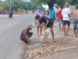 Warga Alak Inisiatif Cor Jalan Berlubang