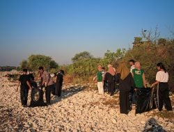 WCD NTT Bersih Pantai Batu Nona,Peringati Hari Lingkungan Hidup Sedunia