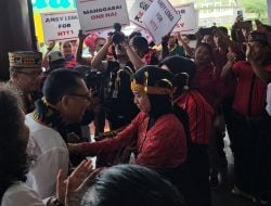 Ribuan Orang Sambut Ansy Lema di Bandara Komodo Labuan Bajo