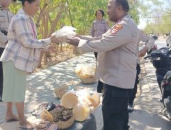 Patroli Dialogis Sambil Berbagi Makanan