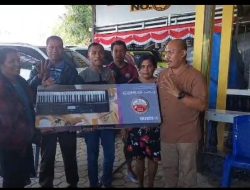 Yafet Horo Serahkan Bantuan Keyboard untuk Jemaat GBI Sesawi Naioni