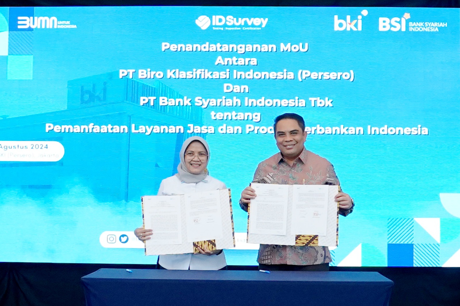 Direktur Keuangan, Administrasi dan Manajemen Risiko PT Biro Klasifikasi Indonesia (kiri) dan Direktur Sales & Distribution BSI Anton Sukarna (kanan) menandatangani MOU Pemanfaatan Layanan Jasa dan Produk Perbankan Indonesia