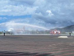 Tradisi “Water Salute” Sambut Air Asia di Bandara Komodo Labuan Bajo