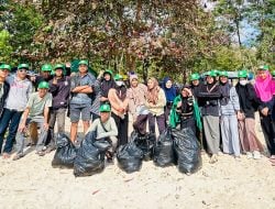 Mahasiswa UIN Alauddin Makassar Pungut Sampah di Pantai Pede