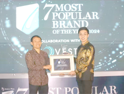 Ubaya Terima Penghargaan Jawa Pos 7 Most Popular Brand,Komitmen Membangun Indonesia dari Desa