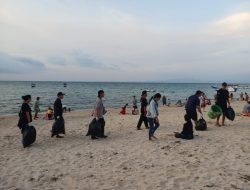 Jaga Alam dengan Bersihkan Sampah di Pantai