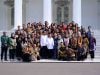 Kumpulkan Perangkat Istana, Jokowi Pamit dan Foto Bareng