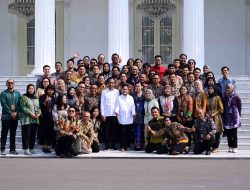 Kumpulkan Perangkat Istana, Jokowi Pamit dan Foto Bareng