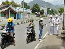 Pekerja Media Bagi Masker Gratis